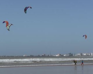 Strand von Sidi Kaouki mit Kite-Surfern