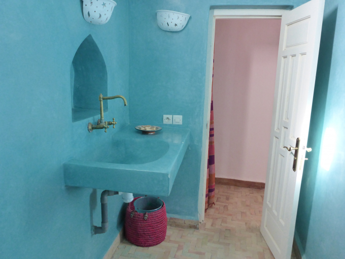 Badezimmer mit Wänden aus türkisfarbenemTadelakht